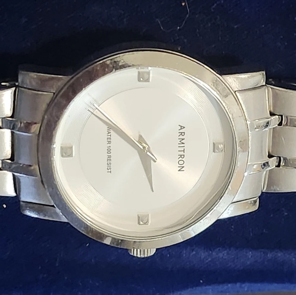 Armitron water resistant mens watch - Picture 3 of 8